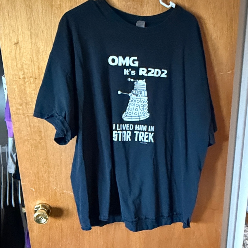 💕3/$25💕Gildan Black Graphic Tee "OMG It's R2D2"